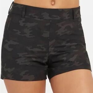 Spanx Sunshine 4” Black & Gray Camo Shorts